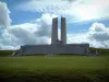 Mémorial canadien de Vimy - Mémorial (monument) et nuages dans le ciel