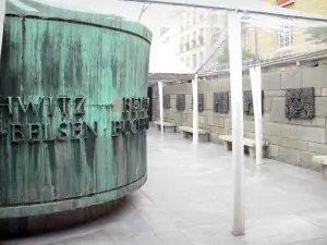 Memorial do Holocausto - Parvis do Shoah Memorial com seu cilindro de bronze