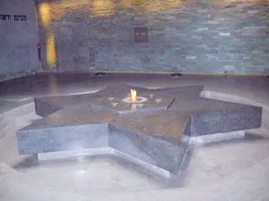 Memorial do Holocausto - Cripta abrigando o túmulo do desconhecido Mártir Judeu: Estrela de Davi em mármore negro, tumba simbólica dos seis milhões de judeus mortos sem sepultamento e sua chama eterna