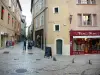 Mende - Häuserfassaden und Geschäfte der Altstadt