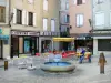 Mende - Häuserfassaden, Strassencafé und Brunnen des Platzes René Estoup