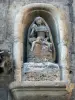 Mende - Pieta schmückend die Fassade eines Hauses der Altstadt