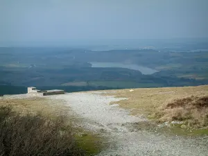 Ménez-Hom - Parte del Ménez-Hom (in alto), con la foresta e la valle in lontananza