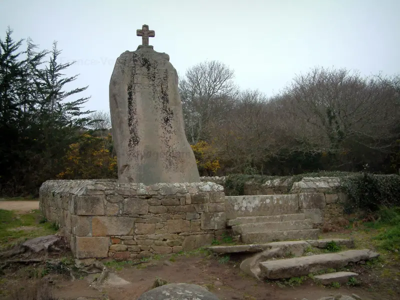 De Menhir van Saint-Uzec - Gids voor toerisme, vakantie & weekend in Côtes-d'Armor
