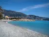 Menton - Plage de galets et mer, puis montagnes surplombant l'ensemble