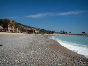 Menton - Playa de arena y el mar