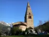 Mère-Église van Saint-Disdier - Moeder-kerk of kapel Gicons Romaanse klokkentoren met stenen en rieten dak en leisteen, begraafplaats en de bergen Devoluy