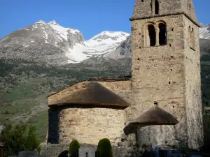 Mère-Église de Saint-Disdier - Mère-Église ou chapelle des Gicons de style roman avec toit de chaume et de lauzes, et montagnes du Dévoluy aux cimes enneigées