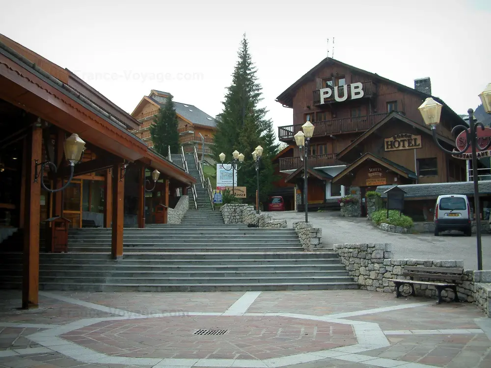 Méribel - Place de la station de ski (sports d'hiver) avec escalier et résidences-chalets en bois