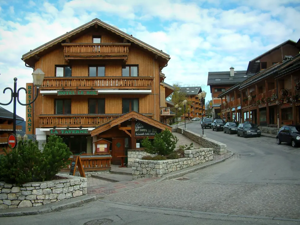 Méribel - Wintersportort mit Strasse gesäumt von Wohnhäusern-Chalets aus Holz