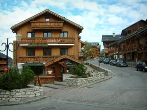 Méribel - Ski resort (winter sports), street lined with wooden residences - chalets
