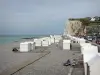 Mers-les-Bains - Cabines de plage, galets, falaise, mer (la Manche), esplanade (promenade) et villas de la station balnéaire