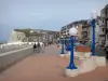 Mers-les-Bains - Esplanade (promenade) agrémentée de bancs et de lampadaires, falaise et villas de la station balnéaire