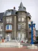 Mers-les-Bains - Villa de la station balnéaire, banc et lampadaire de l'esplanade (promenade)