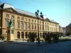 Metz - Place d'Armes avec hôtel de ville (mairie), statue et parterres fleuris