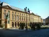 Metz - Place d'Armes met raadhuis (gemeentehuis), het standbeeld en bloembedden