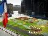 Metz - Drapeau, parterres de fleurs de la Place d'Armes, cathédrale Saint-Étienne et édifices de la vieille ville