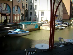 Metz - Banco con mesas y sillas, río (Moselle), los barcos amarrados en el muelle,