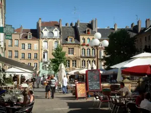 Metz - Praça Saint-Jacques com esplanadas e casas de café