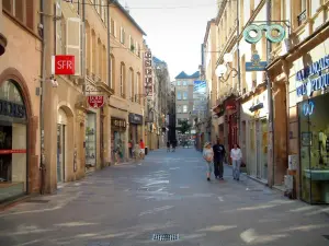 Metz - Rua pedonal ladeada de lojas