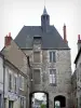 Meung-sur-Loire - Porte d'Amont (portão medieval) e casas da cidade
