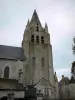 Meung-sur-Loire - Torre sineira da igreja colegial Saint-Liphard e castelo (à direita)