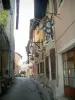 De middeleeuwse stad van Conflans - Gabriel-Perouse straat met huizen versierd met smeedijzeren bord