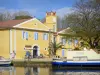 Midi-Kanal - Le Somail: Hafen des Midi-Kanals mit seinen angelegten Booten und Fassaden des Weilers
