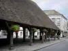 Milly-la-Forêt - Halle en bois agrémentée de fleurs, et façades de maisons du village