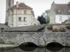 Milly-la-Foret - Ponte de pedra que atravessa o rio, casa de banho La Bonde, torre sineira da igreja de Notre-Dame-de-l'Assomption e casas da aldeia