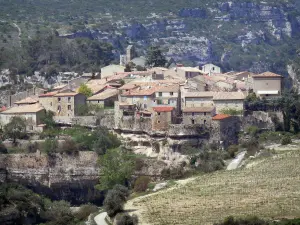 Minerve - Case della Chiesa e villaggio impostati su uno sperone roccioso nel Parco Naturale Regionale di Haut Languedoc