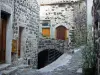 Mirabel - Ciottoli e case di pietra del villaggio