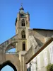 Miranda - Igreja de Santa Maria, em estilo gótico do sul, com sua torre sineira e arcobotantes na rue de l'Évêché