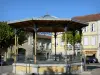 Mirande - Bastide: kiosk en huizen in plaats van Astarac (arcaden plein)