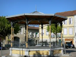 Mirande - Bastide: kiosco y casas en lugar de Astarac (plaza porticada)