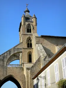 Mirande - Iglesia de Santa María (Catedral Vieja), de estilo gótico meridional, con torretas de sus torres y contrafuertes que abarca la calle del Obispado