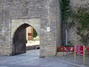 Mirepoix - Middeleeuwse stad: Porte d'Aval (versterkte poort)