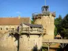 Mittelalterliche Burgbauprojekt Guédelon - Herrenhaus und mittelalterliche Türme der im Bau befindlichen Burg