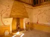 Mittelalterliche Burgbauprojekt Guédelon - Inneres des Herrenhauses: Kamin und Wandmalereien im Schlafzimmer des Wohnhauses