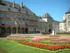 Gids van de Moezel - Thionville - Town Hall (Stadhuis), gebouwen en plaatsen (tuin) met een standbeeld, bloemperken en gazon