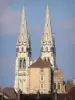 Moinhos - Setas da catedral de Notre-Dame e torre de menagem da Mal Coiffée (torre Mal Coiffée)