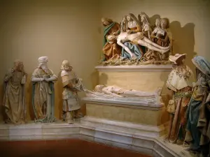 Monestiés - All'interno della cappella Saint-Jacques: statue in pietra policroma della Deposizione