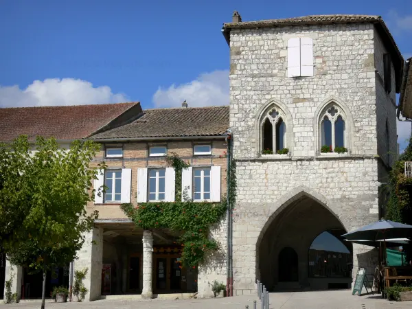 Monflanquim - Bastide medieval: Casa do Príncipe Negro com suas baías gêmeas e Arcades Square