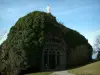 Monolithische Kapelle von Fontanges - Statue der Jungfrau auf der Spitze des Felsens, der die Kapelle Saint-Michel schützt