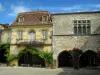 Monpazier - Las casas con arcadas de la Place des de los ángulos (plaza central de la mansión), en Périgord