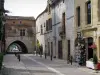 Monpazier - Rue de la Bastide con sus casas y arcadas que conducen a la plaza de los ángulos (plaza central), en el Périgord