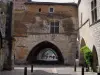 Monpazier - Arcos de la casa de campo líder en lugar de ángulos (plaza central), en Périgord