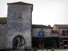 Monpazier - Puerta fortificada de la mansión y las casas, en el Périgord