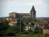 Monpazier - Iglesia y casas en la ciudad amurallada, en el Périgord