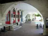 Monségur - Onder de arcades van de plaats Robert Darniche